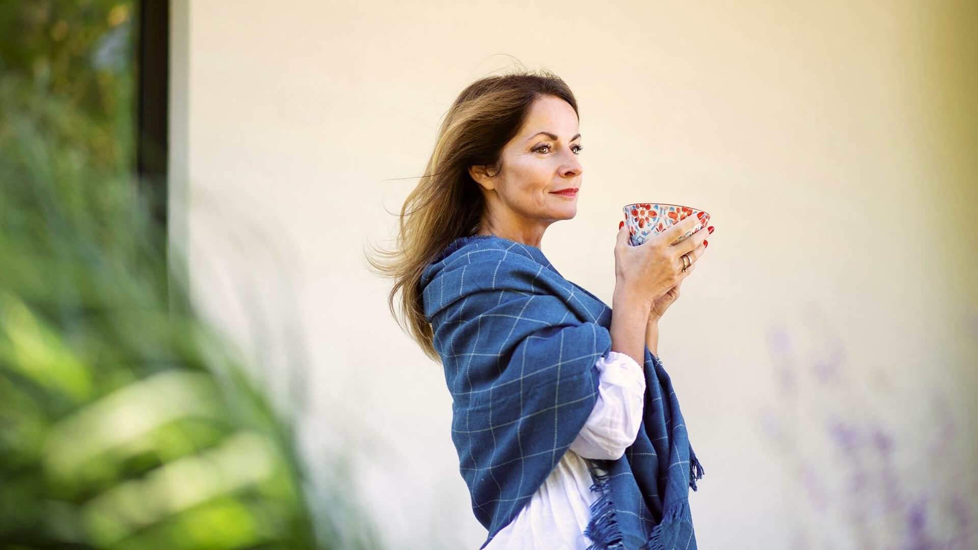 TotalSeat vrouw buiten koffie